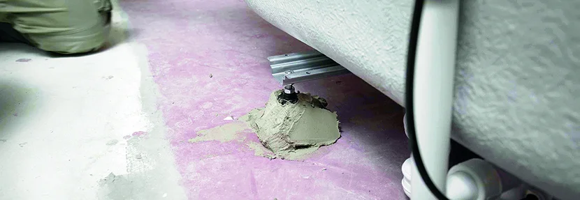 Badewanne wird auf Mörtel gesetzt